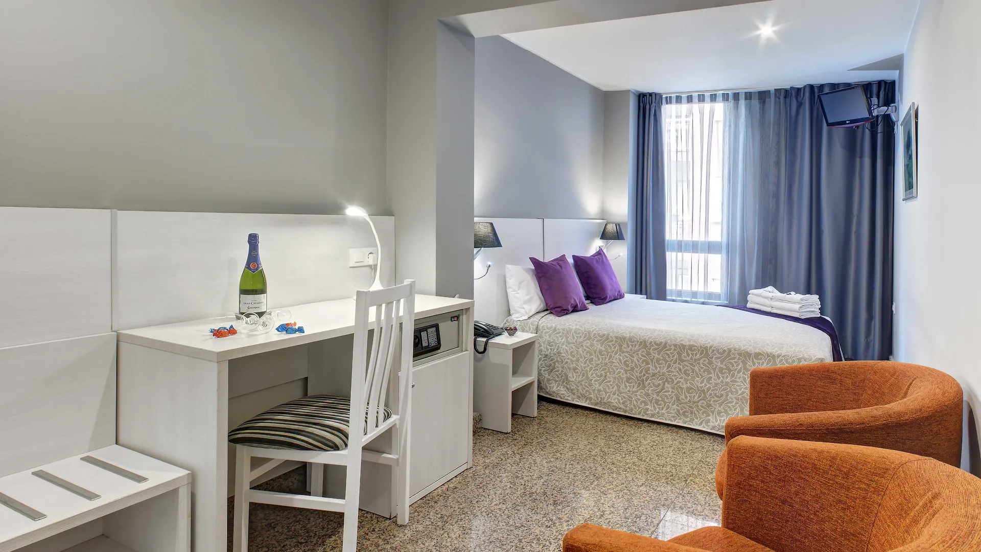 Hotel Nuevo Triunfo Барселона 2*,  Испания