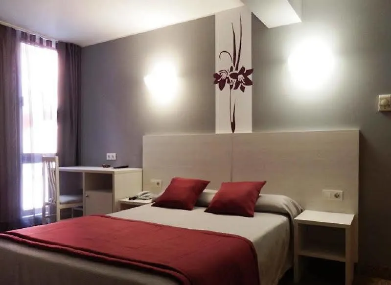 Hotel Nuevo Triunfo Барселона 2*,